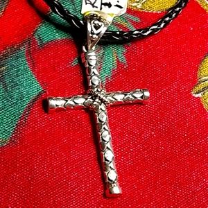 🔥18" OR 20" STERLING CHAIN, 2-1/4" STERLING PEBBLED  MOTIF ON CROSS.